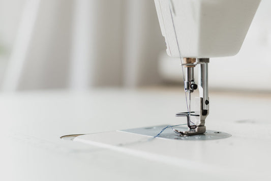 Vista de maquina de coser (aguja y mesa)